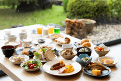 ＜朝食バイキングイメージ＞庭園を望むお席で朝食をどうぞ