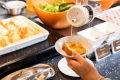 ＜本館朝食バイキングの一例＞ふわふわ♪出来立てのフレンチトーストをどうぞ