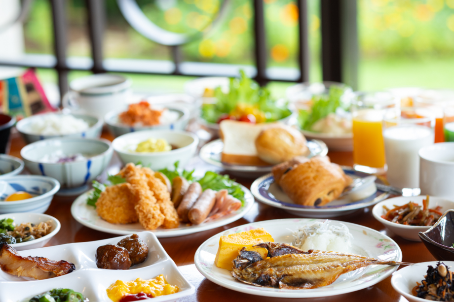 朝食バイキングの一例　明るいレストランでご朝食をどうぞ