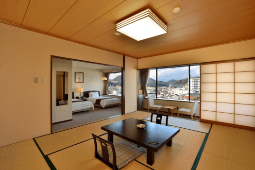 和洋室（和室１０畳+２ベッド）　５４平米と当館で一番広い部屋です。　上階ですので眺めが抜群です。