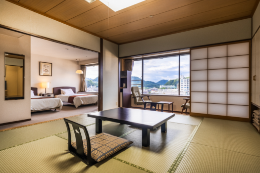 【和洋室】５４平米と、当館で一番広いお部屋となります。上層階にあり眺望も抜群です