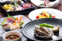 やわらかいアワビを贅沢に。お一人様1枚付きで大満足 (写真はイメージです) やわらかいアワビを贅沢に。お一人様1枚付きで大満足 (写真はイメージです)