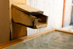 地下500mより汲み上げている泉質は、泉度66.4度・pH9.0の高濃度のアルカリ単純温泉