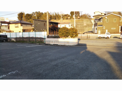 屋外駐車場。屋根が無いので大型車でもらくらく。段差も無いので低い車高もOK。トラック等のご利用の場合はご連絡頂きます様、お願い申し上げます。