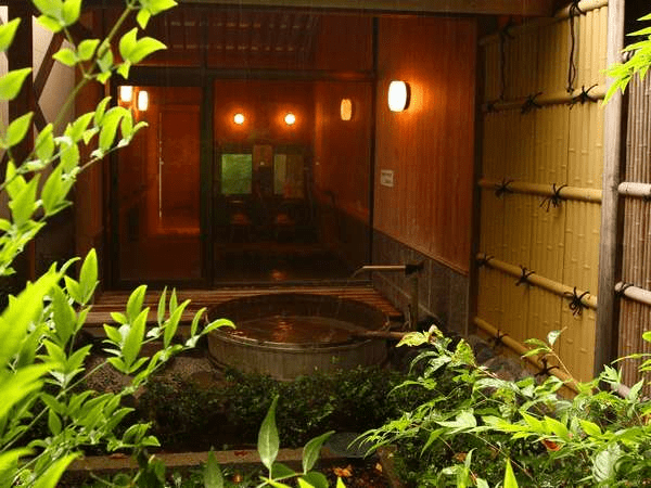 伊豆石の内風呂とローマ石の壷露天が人気の貸切風呂「花水木」（はなみずき）