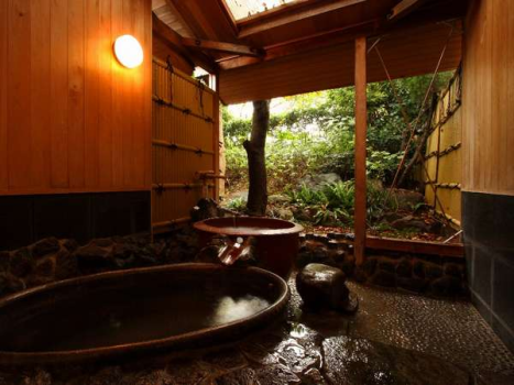 貸切風呂「花水木」（はなみずき）の二つの壺湯！湯ったりリラックス♪露天の壺湯は性質上温度が高目になります。ご注意下さい。逆に内湯はぬるめの湯となります。