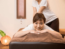 手の平と指先を使い、ソフトにゆっくり筋肉をもみほぐします。