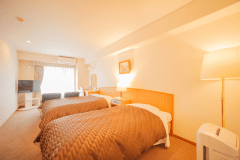 【禁煙】ツインルーム　(26㎡）■ダブルのベット+シングルベットとゆったりサイズです。※定員大人2名となります。お子様の受け入れはございません。