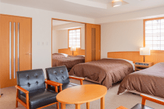 【禁煙】バリアフリールーム・4ベッド（53㎡）■ダブルベット×3　シングル×1　客室はバリアフリー仕様　客室入口ドアは引き戸タイプ(*但し車椅子は未対応です。浴室入り口に段差あり)　※定員はお子様含め4名まで