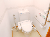 【禁煙】バリアフリールーム・4ベッド（53㎡）■ダブルベット×3　シングル×1　客室はバリアフリー仕様　客室入口ドアは引き戸タイプ(*但し車椅子は未対応です。浴室入り口に段差あり)　※定員はお子様含め4名まで