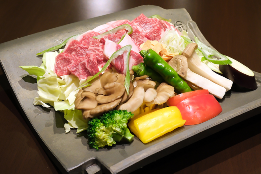 ※写真は２名様用200ｇ焼き前です。瓦や野菜は季節や仕入れ状況により変更致します。