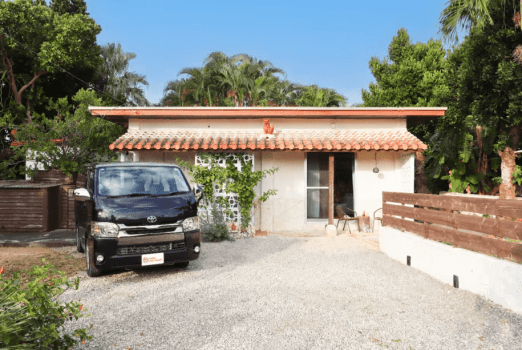 沖縄の趣ある平屋と沖縄仕様の車を貸切り！