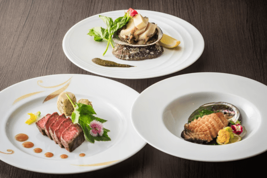 人気のライブキッチンでは黒毛和牛のステーキ、あわびの活け造り、あわびのバターソテーをご提供