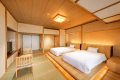 主室にセミダブルサイズのベッドを配し、次の間は和室としてご利用いただけます。