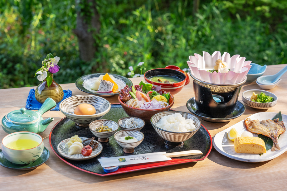 ご朝食。朝のひと時を彩る、自家栽培の新鮮な食材と手作りのメニュー。一日の始まりに最適。
