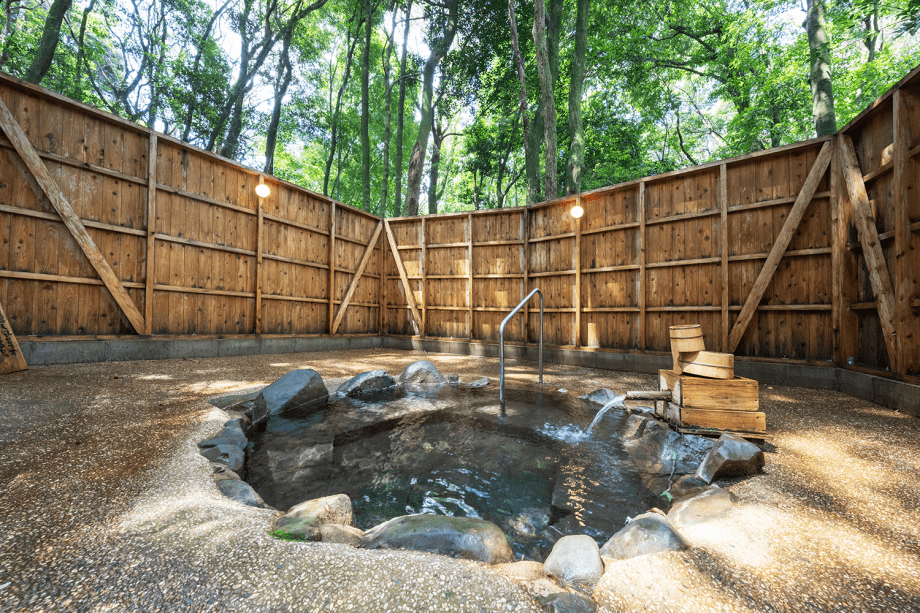 森の貸切風呂。森が生み出す穏やかな光の中で、自然と共鳴する湯浴み。