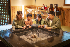 【休憩室-憩】昔ながらの囲炉裏がある休憩所。焼酎の無料サービスもございます。 【休憩室-憩】昔ながらの囲炉裏がある休憩所。焼酎の無料サービスもございます。