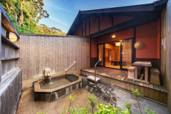 【離れ】かけ流しの露天風呂、内風呂を備えており、自然美を望む湯浴みをお楽しみいただけます。 【離れ】かけ流しの露天風呂、内風呂を備えており、自然美を望む湯浴みをお楽しみいただけます。