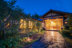 自然の中で夜がふける、森の風と星空の下で心を解放。 自然の中で夜がふける、森の風と星空の下で心を解放。