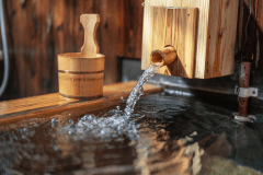 お部屋のお風呂は源泉かけ流し。自然の風を感じる温泉で、心と体を癒す穏やかな時間をどうぞ。