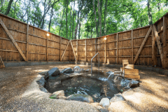 森の貸切風呂。森が生み出す穏やかな光の中で、自然と共鳴する湯浴み。