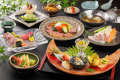 基本『里山会席』。五感を満たす夕食。四季折々の新鮮な食材と手作りの妙技をご賞味ください。