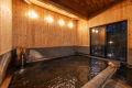 貸切風呂の内湯。自然のエネルギーを感じる温泉で、心と体を癒す穏やかな時間。