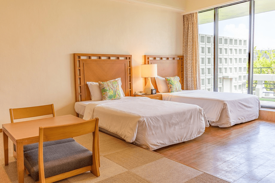 ナチュラルラグジュアリーはベット2台と小上がりを備えたお部屋です