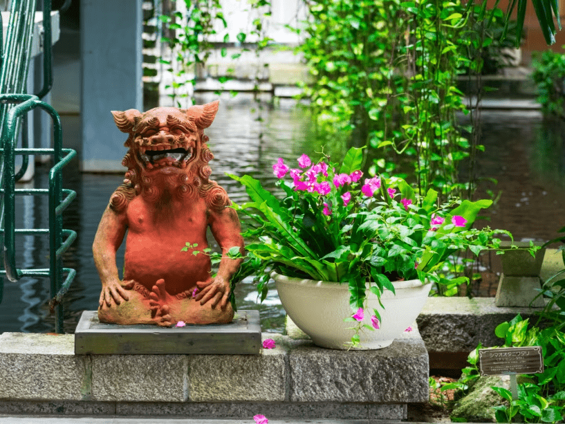 めんそ～れ！笑顔のシーサーがお迎え