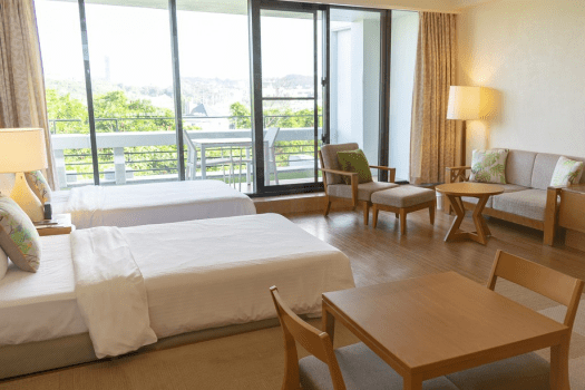 ナチュラルラグジュアリー　小上がりからテラスを眺めて