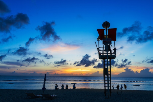 目の前を赤く染めながら夕日が沈んでいく時間帯によってさまざまな表情を見せる、ムーンビーチだからこそ味わえる沖縄一のサンセット