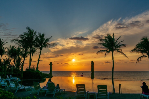 目の前を赤く染めながら夕日が沈んでいく時間帯によってさまざまな表情を見せる、ムーンビーチだからこそ味わえる沖縄一のサンセット