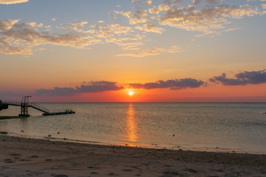 目の前を赤く染めながら夕日が沈んでいく時間帯によってさまざまな表情を見せる、ムーンビーチだからこそ味わえる沖縄一のサンセット