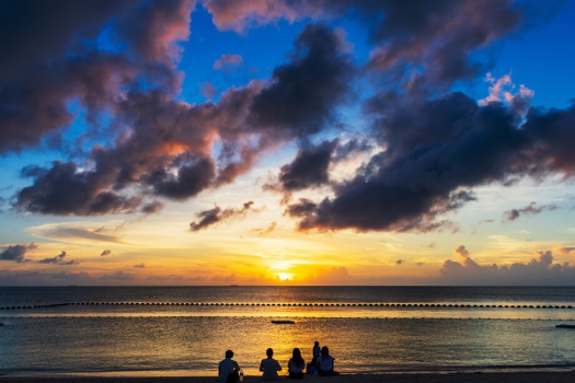 目の前を赤く染めながら夕日が沈んでいく時間帯によってさまざまな表情を見せる、ムーンビーチだからこそ味わえる沖縄一のサンセット