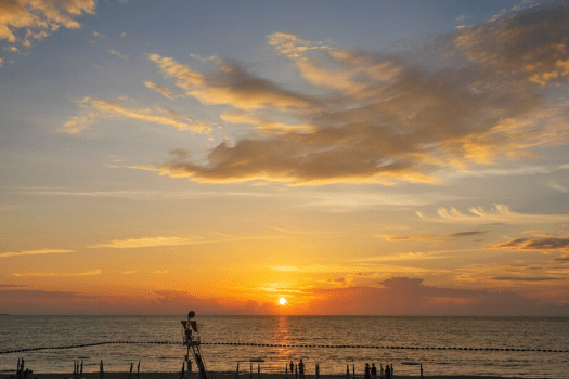 目の前を赤く染めながら夕日が沈んでいく時間帯によってさまざまな表情を見せる、ムーンビーチだからこそ味わえる沖縄一のサンセット