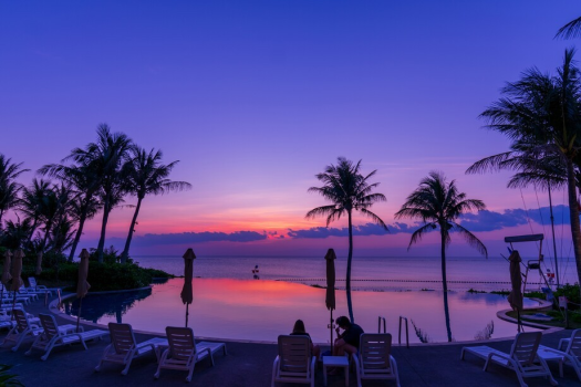 目の前を赤く染めながら夕日が沈んでいく時間帯によってさまざまな表情を見せる、ムーンビーチだからこそ味わえる沖縄一のサンセット