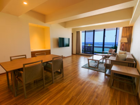 部屋へ入るとゆったりとしたリビングと、バルコニーからは自慢のプライベートビーチを望めます