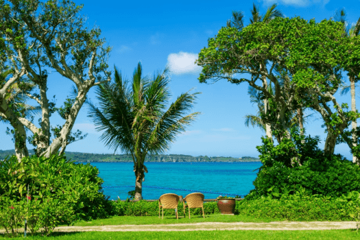 遊歩道沿いのベンチ