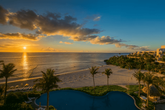 ビーチ沖合に沈むサンセット