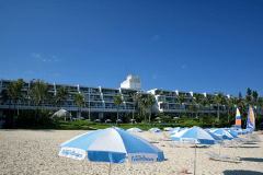 ビーチから望む外観