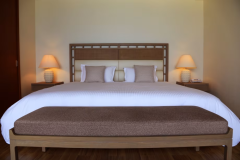 ＭＢスイートのマスターベッドルームにはキングサイズのベッドを１台配置