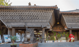 人気の観光施設「琉球村」はホテルから車で約10分