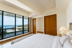 ムーンビーチスイート　海を眺めるキングサイズのダブルベッド