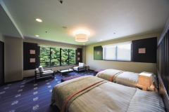 ［貴賓室・離れ］ 貴賓室にあるクイーンサイズのベッド