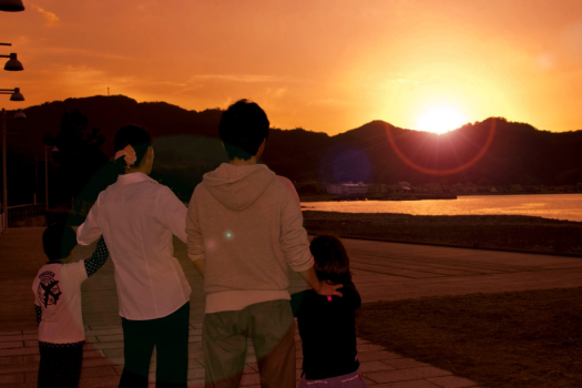 目の前の海岸で夕景を