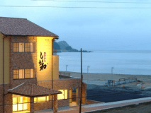 当館外観と日本海