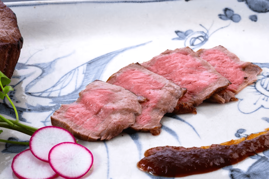 国産和牛A5ランク使用！　たっぷり４００ｇ！当館板場で丁寧に低温調理で作った、板長特製ソース付のローストビーフです。