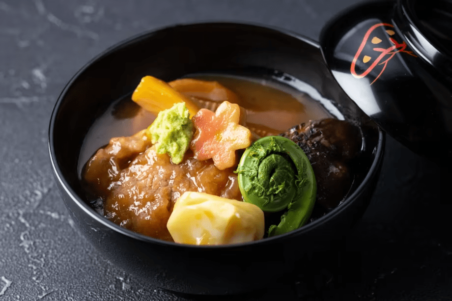 【治部煮】とろみのある出汁と鴨肉、すだれ麩が織りなす加賀料理の代表格。輪島塗の治部煮椀に盛り付けることで、伝統の温もりが一層引き立ち、心まで温まる味わいです。