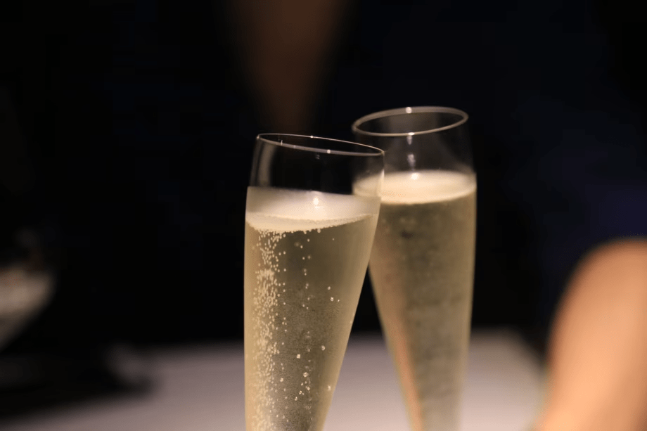 誕生日や結婚記念日のお祝いに。当プラン限定特典として、夕食時にスパークリングワインをご用意いたします。きめ細やかな泡立ちとフルーティーな香りが、お祝いの懐石料理をさらに引き立てます。