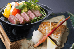 メイン料理の焼き物で、のどぐろの塩焼き、黒毛和牛ロースステーキより、お好きな一品を選べる